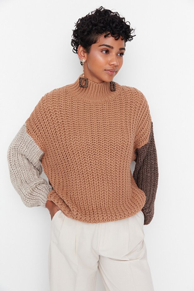 Kamelfarbener, weich strukturierter Strickpullover mit Farbblockdesign und weiter Passform TWOAW21KZ0271 - 2