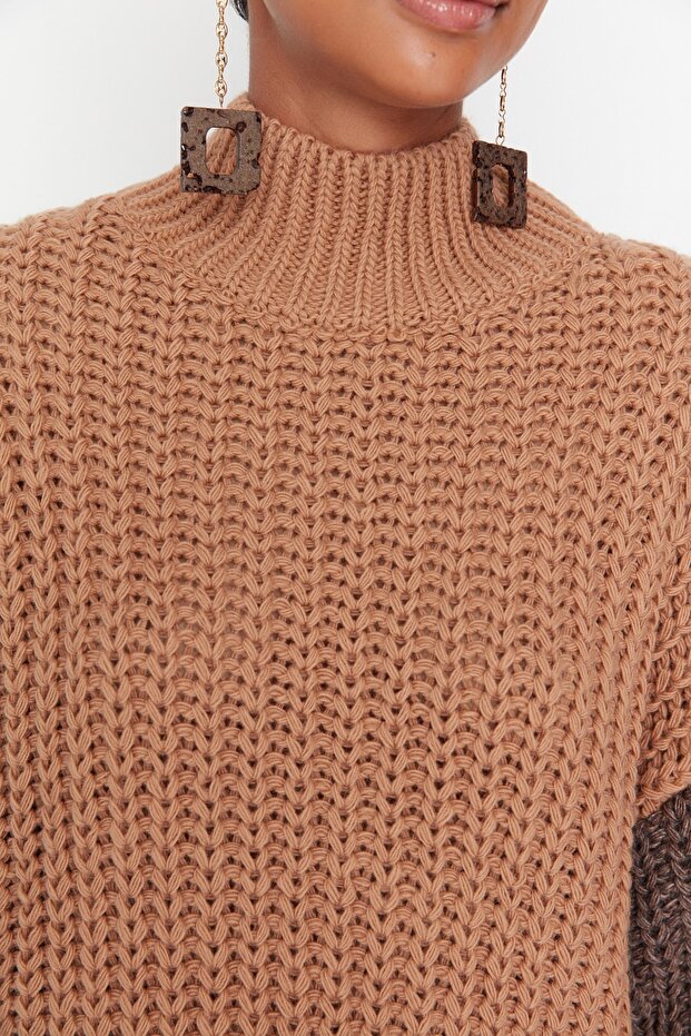 Kamelfarbener, weich strukturierter Strickpullover mit Farbblockdesign und weiter Passform TWOAW21KZ0271 - 4