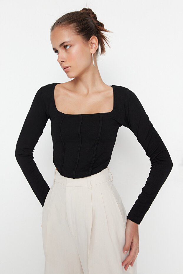 Siyah Biye Detaylı Kare Yaka Fitted/Vücuda Oturan Crop İnterlok Örme Bluz TWOAW23BZ00151 - 2