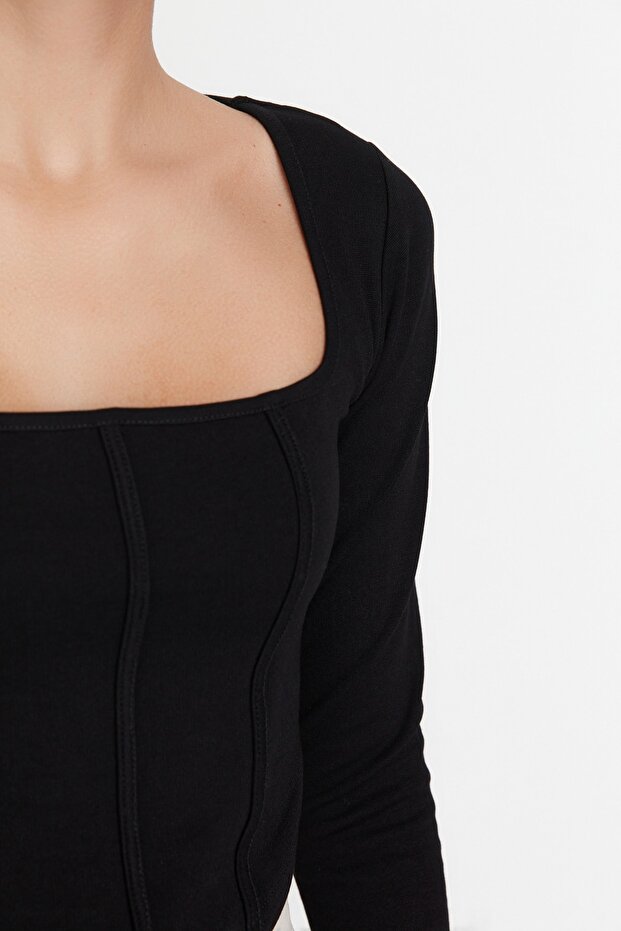 Siyah Biye Detaylı Kare Yaka Fitted/Vücuda Oturan Crop İnterlok Örme Bluz TWOAW23BZ00151 - 3