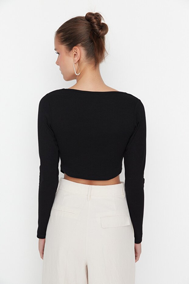 Siyah Biye Detaylı Kare Yaka Fitted/Vücuda Oturan Crop İnterlok Örme Bluz TWOAW23BZ00151 - 5