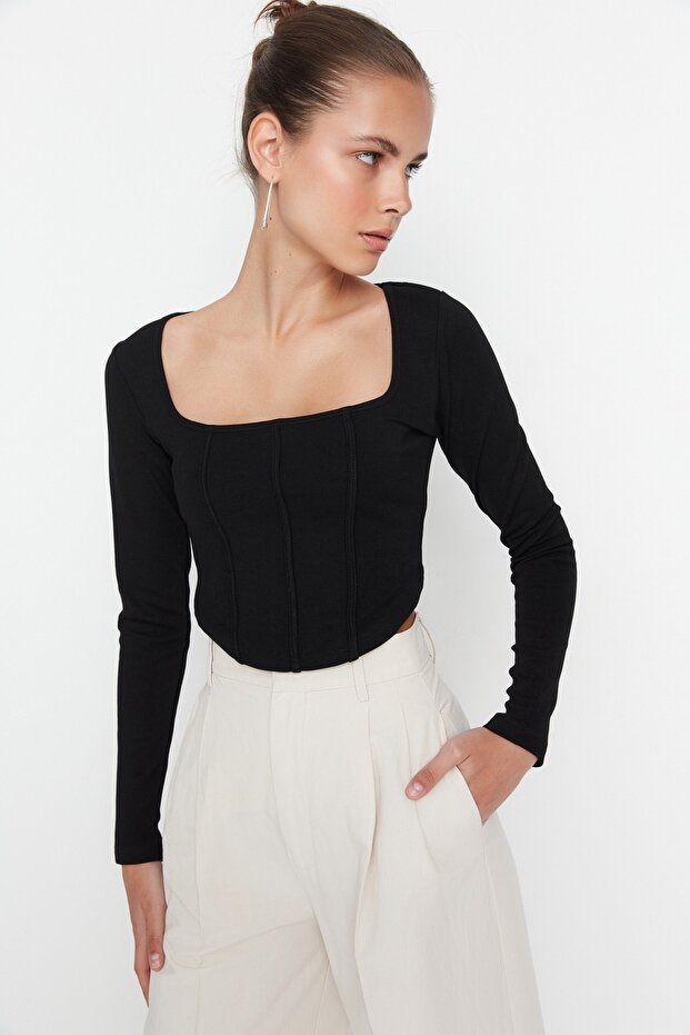 Siyah Biye Detaylı Kare Yaka Fitted/Vücuda Oturan Crop İnterlok Örme Bluz TWOAW23BZ00151 - 4