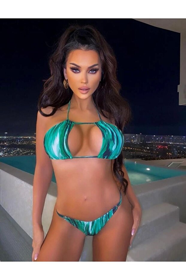 طقم بيكيني منقوش باللون الأخضر - 1