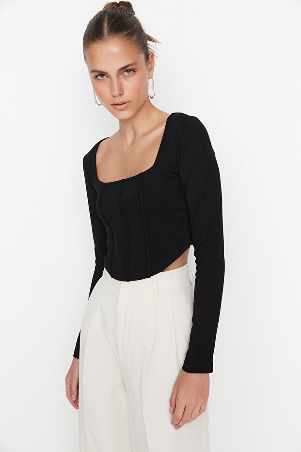 Siyah Biye Detaylı Kare Yaka Fitted/Vücuda Oturan Crop İnterlok Örme Bluz TWOAW23BZ00151 - 1
