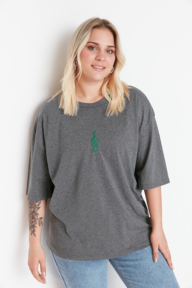 Antrasit Geniş Kalıp Nakış Detaylı Örme Büyük Beden T-Shirt TBBSS22BF00002 - 1