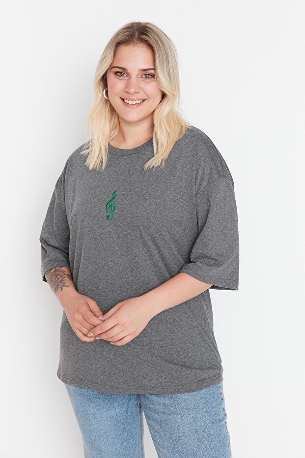 Antrasit Geniş Kalıp Nakış Detaylı Örme Büyük Beden T-Shirt TBBSS22BF00002 - 2