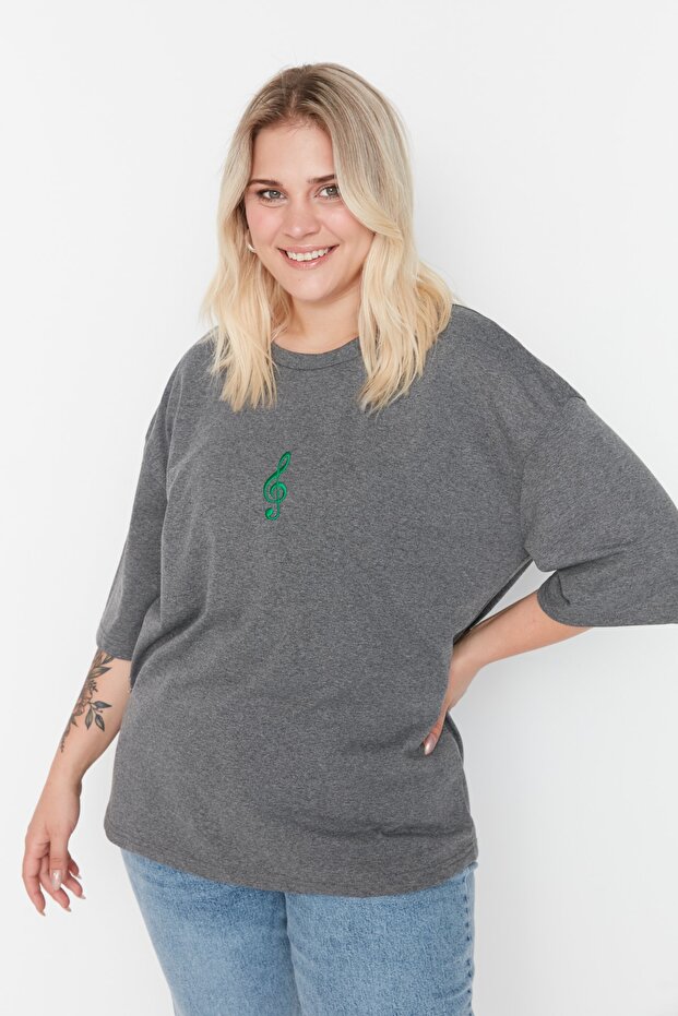 Antrasit Geniş Kalıp Nakış Detaylı Örme Büyük Beden T-Shirt TBBSS22BF00002 - 3