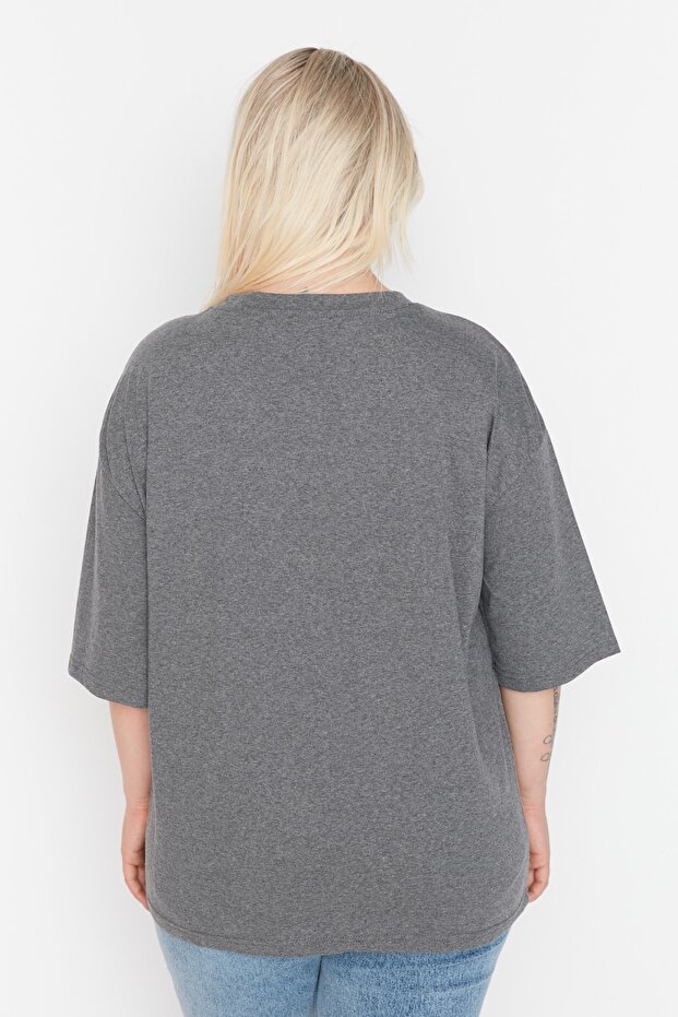 Antrasit Geniş Kalıp Nakış Detaylı Örme Büyük Beden T-Shirt TBBSS22BF00002 - 5