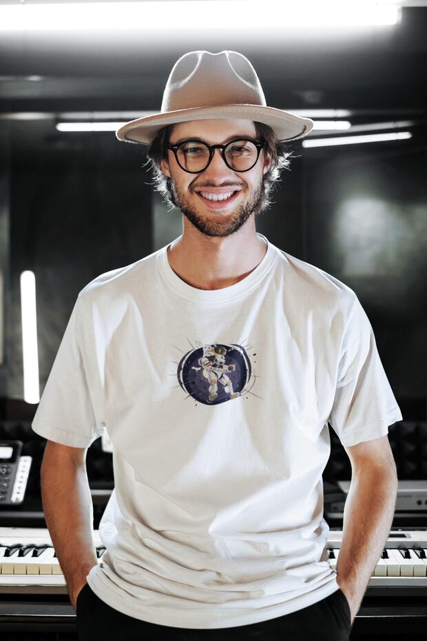 قميص أبيض مطبوع كبير الحجم - 5