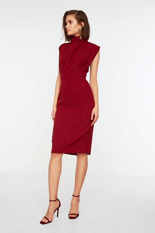 Burgunderrotes, figurbetontes, gewebtes Kleid mit Stehkragen und Midirock TWOAW20EL0311 - 1
