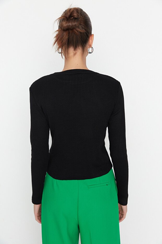 Czarny sweterek basic ze sznurkiem TWOAW22KZ1708 - 5