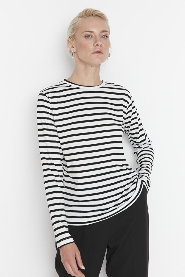 Dzianinowy T-shirt basic w białe paski TWOAW23TS00002 - 2