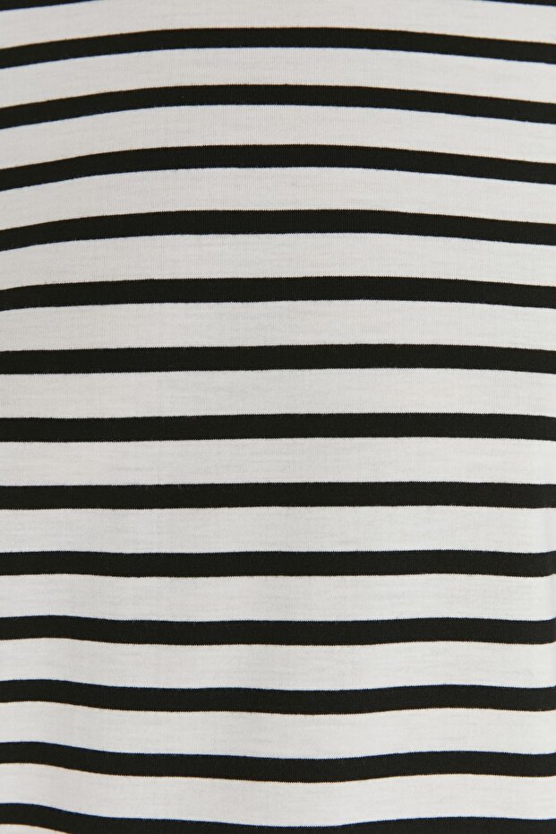 Dzianinowy T-shirt basic w białe paski TWOAW23TS00002 - 4