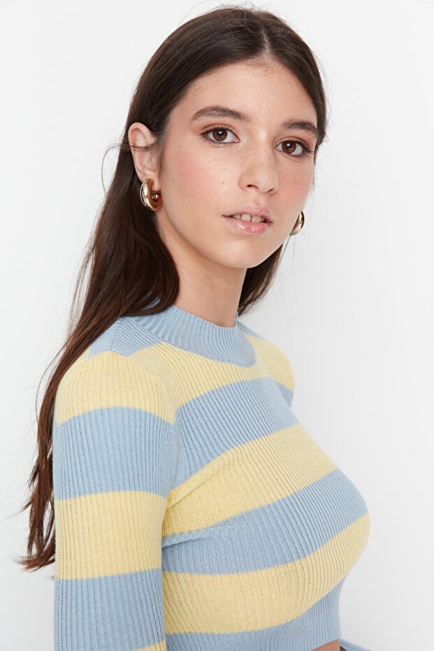 Hellblau gestreifter Strickpullover - 4