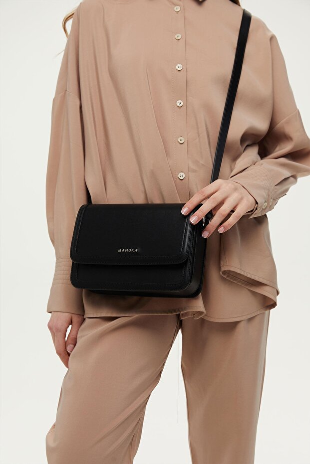 حقيبة كتف صدفي باللون الأسود - 1