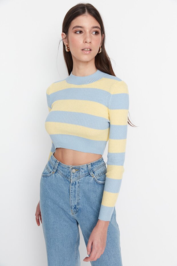 Hellblau gestreifter Strickpullover - 1