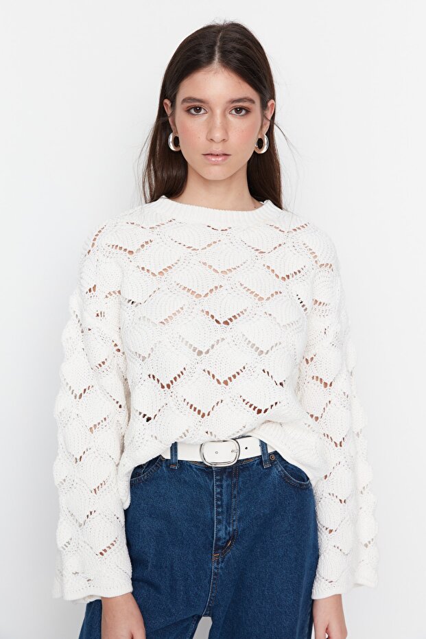 Ażurowy sweterek z dzianiny w kolorze ecru - z dziurkami TWOAW22KZ1171 - 2