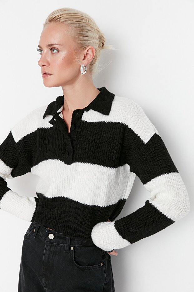 Kurzer Strickpullover in Schwarz mit Farbblockdesign - Weiche Textur TWOAW22KZ0226 - 3