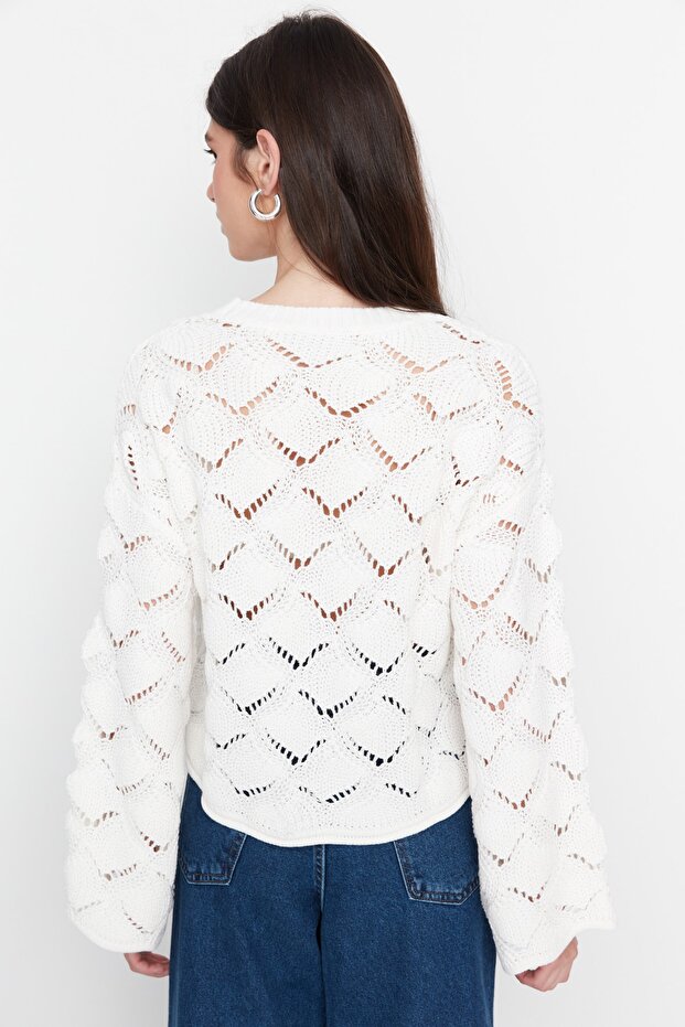 Ażurowy sweterek z dzianiny w kolorze ecru - z dziurkami TWOAW22KZ1171 - 6
