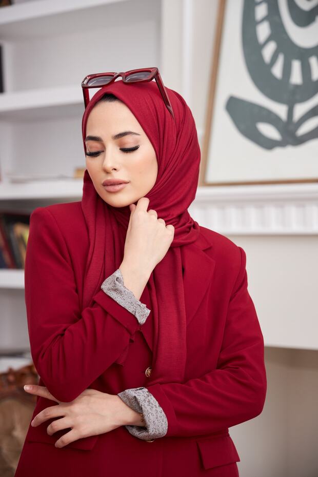 شال قطني ممشط باللون العنابي