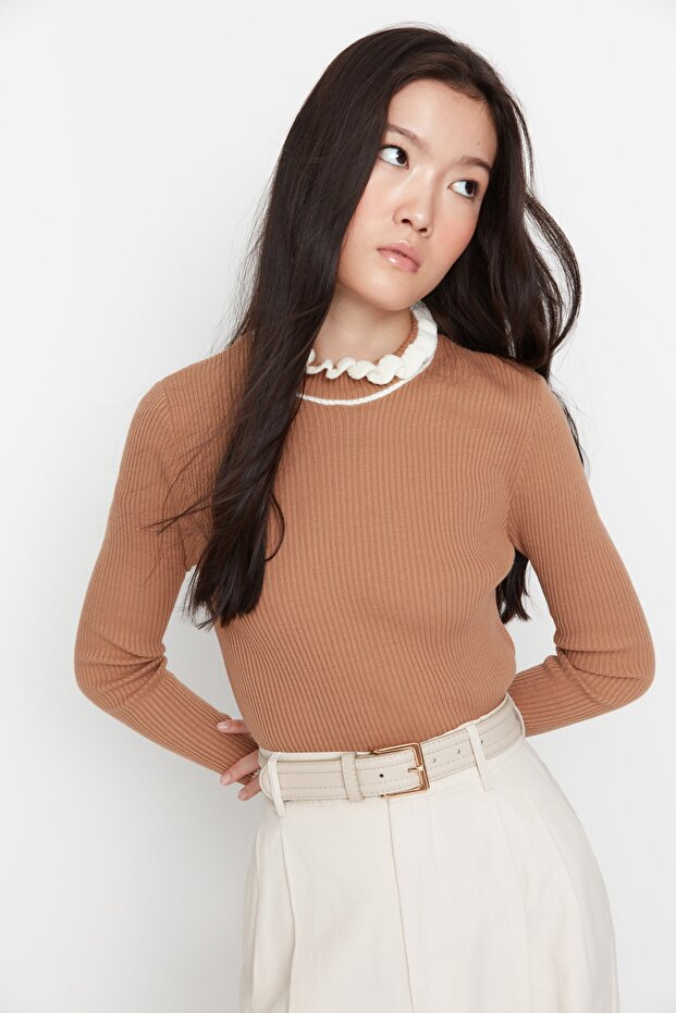 Kamelfarbener Strickpullover mit Blockfarbenmuster TWOAW22KZ1250 - 5