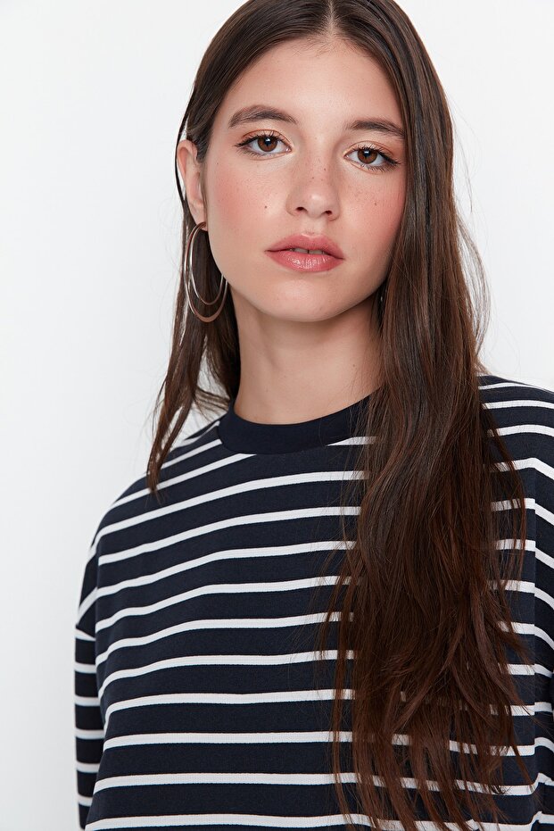 Lacivert Çizgili Oversize/Geniş Kesim Bisiklet Yaka İnce Örme Sweatshirt TWOAW23SW00326 - 3