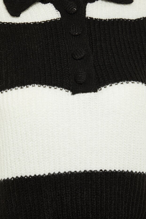 Kurzer Strickpullover in Schwarz mit Farbblockdesign - Weiche Textur TWOAW22KZ0226 - 6