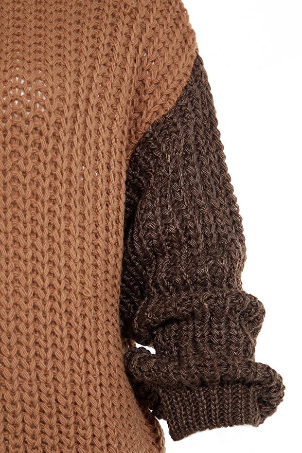 Kamelfarbener, weich strukturierter Strickpullover mit Farbblockdesign und weiter Passform TWOAW21KZ0271 - 6