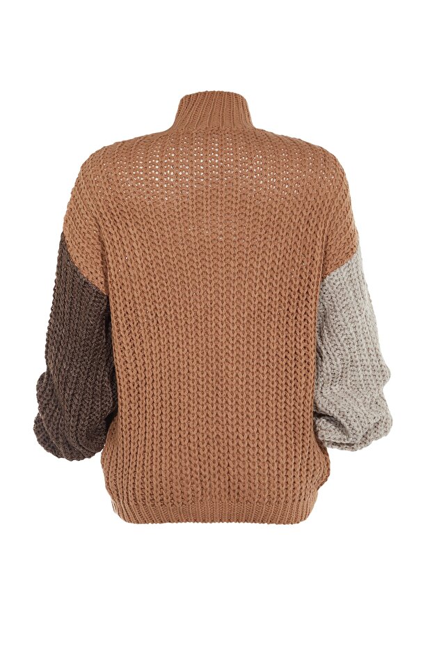 Kamelfarbener, weich strukturierter Strickpullover mit Farbblockdesign und weiter Passform TWOAW21KZ0271 - 7
