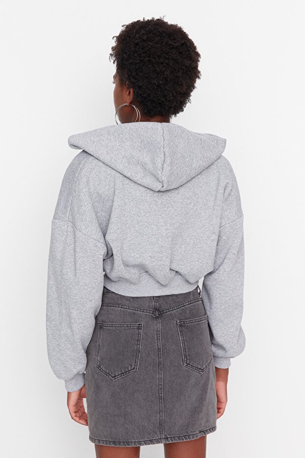 Szara, gruba polarowa bluza z kapturem i dekoltem w kształcie litery V, o luźnym kroju, dzianinowa bluza TWOAW23SW00096 - 4
