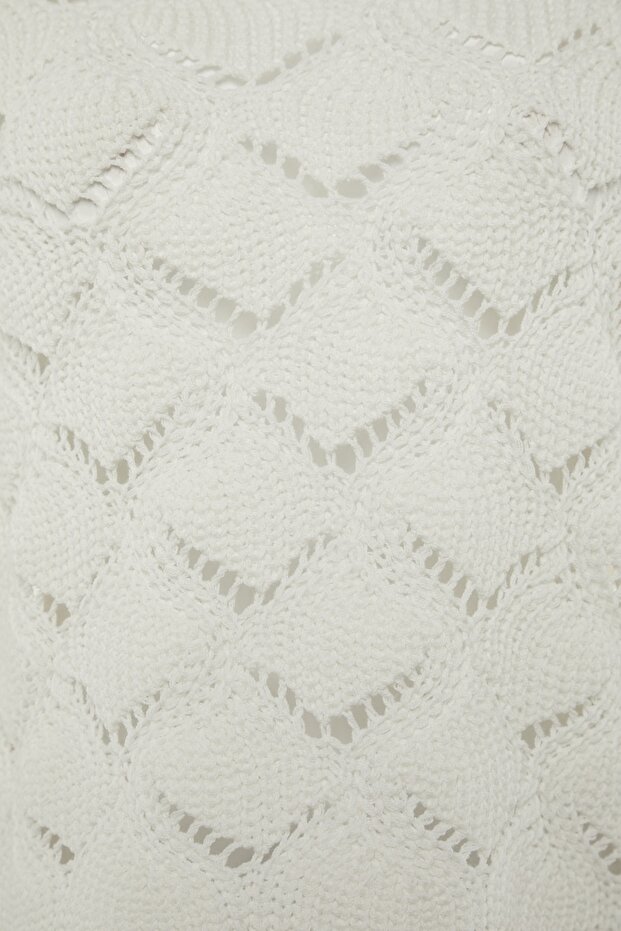 Ażurowy sweterek z dzianiny w kolorze ecru - z dziurkami TWOAW22KZ1171 - 7