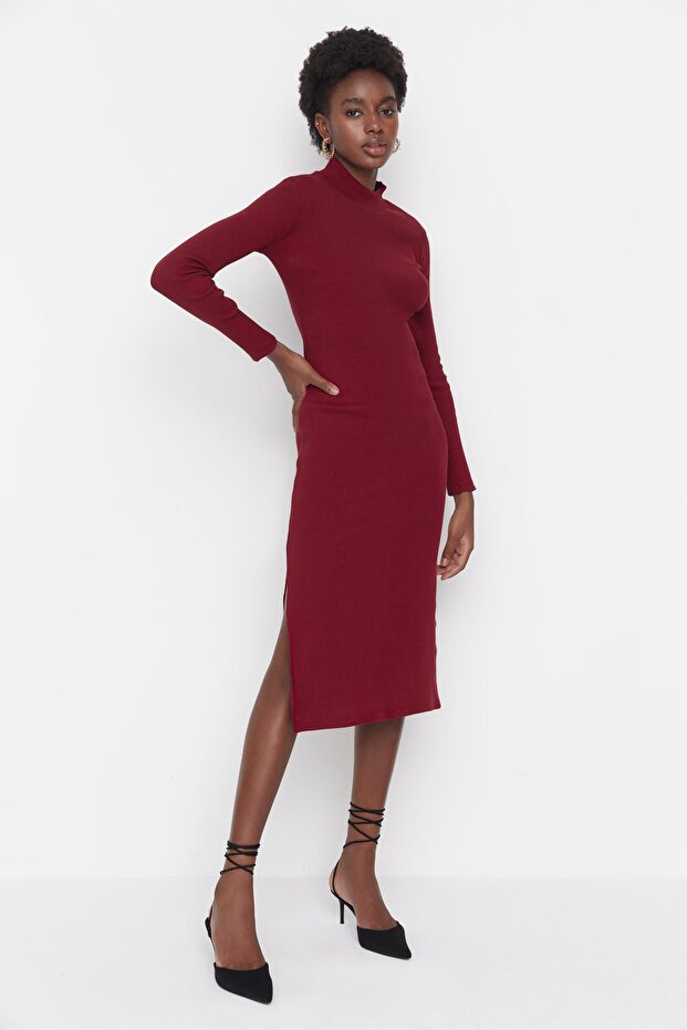 Elastyczna dzianina sznurkowa - sukienka midi z okrągłym dekoltem, rozcięcie, bordowa TWOAW21EL0135 - 11