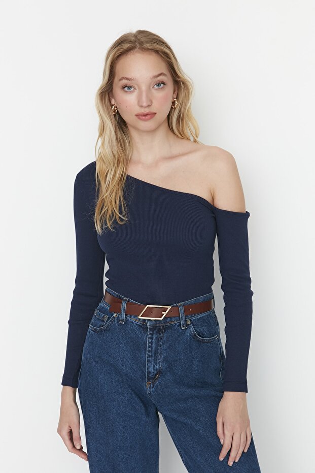 Indigo Fitted/Vücuda Oturan Asimetrik Yaka Omzu Açık Fitilli Esnek Örme Bluz TWOAW23BZ00088 - 3