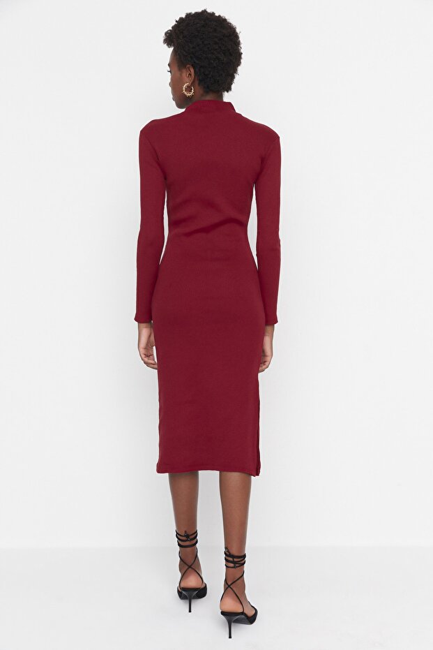 Elastyczna dzianina sznurkowa - sukienka midi z okrągłym dekoltem, rozcięcie, bordowa TWOAW21EL0135 - 12