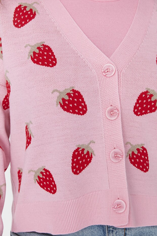 Pembe Çilek Desenli V Yaka Crop Triko Hırka TBBAW23AV00028 - 4