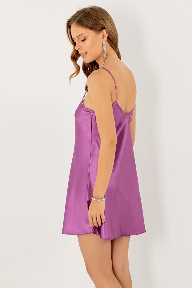 ثوب نوم صغير من الساتان بحزام رفيع - 5