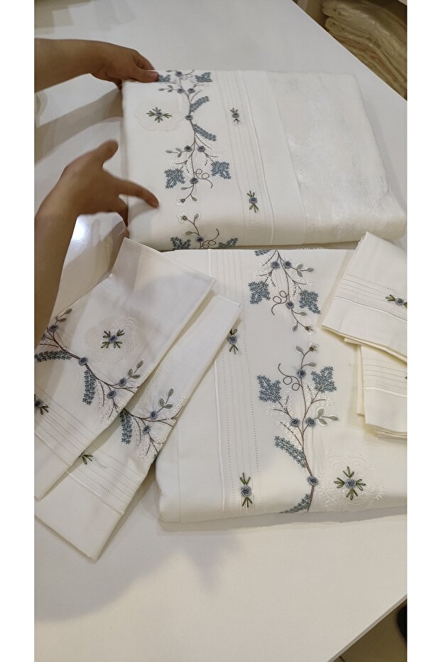 El Işi Iğne Oyalı, Rokokolu Ve Nakış Işlemeli Pike Ve Nevresim Setimiz 7 Parçadan Oluşmaktadır.. - 1