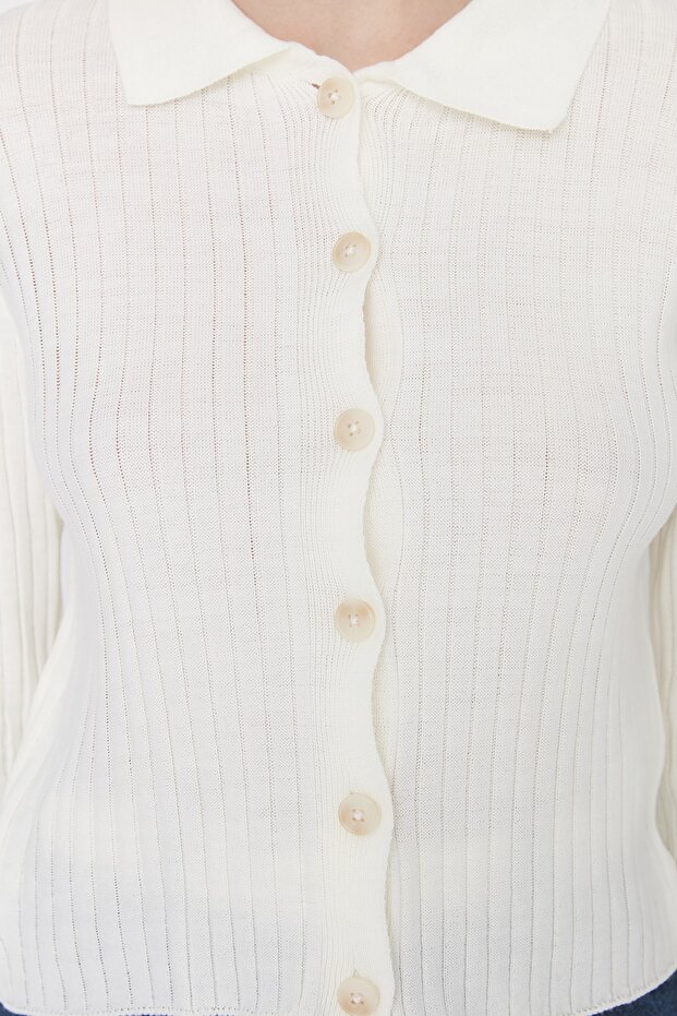 Dzianinowy kardigan polo w kolorze ecru TWOAW23HI00143 - 4