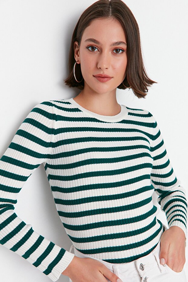 Hellgrüner Basic-Strickpullover mit Streifen TWOAW21KZ0942 - 3