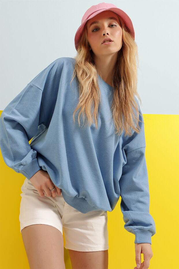 Damska bluza oversize basic w kolorze błękitnym z okrągłym dekoltem ALC-669-001 - 2