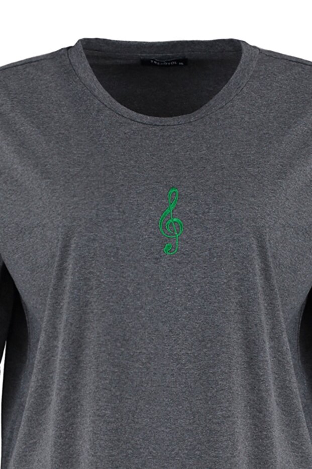Antrasit Geniş Kalıp Nakış Detaylı Örme Büyük Beden T-Shirt TBBSS22BF00002 - 8