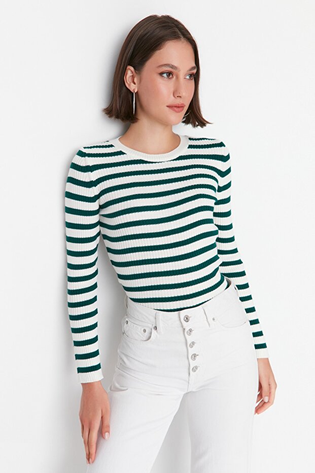 Hellgrüner Basic-Strickpullover mit Streifen TWOAW21KZ0942 - 2