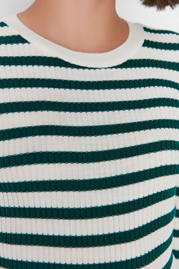 Hellgrüner Basic-Strickpullover mit Streifen TWOAW21KZ0942 - 4
