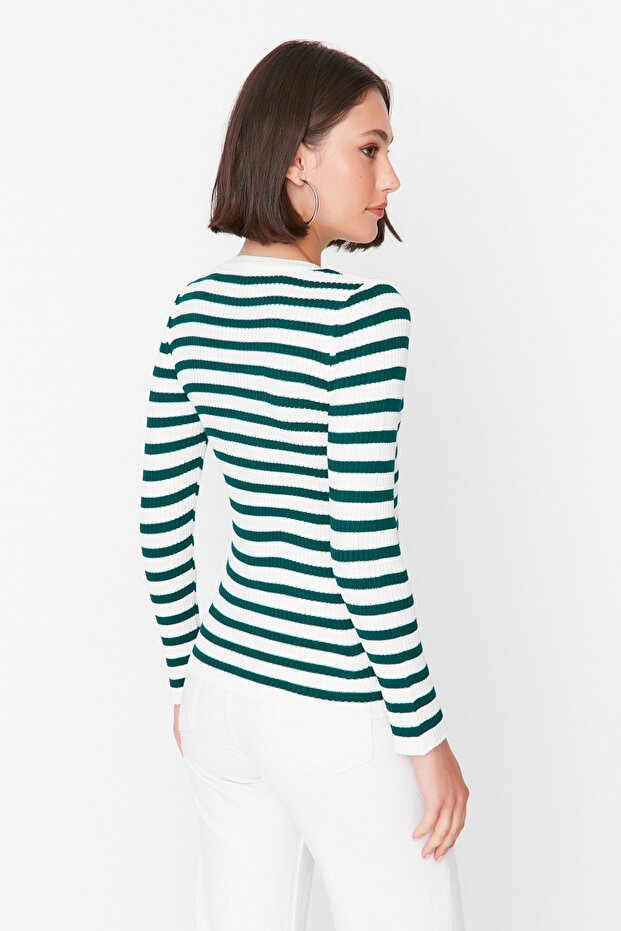 Hellgrüner Basic-Strickpullover mit Streifen TWOAW21KZ0942 - 5