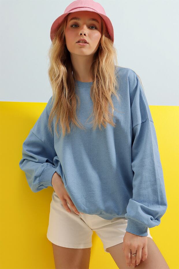 Damska bluza oversize basic w kolorze błękitnym z okrągłym dekoltem ALC-669-001 - 4