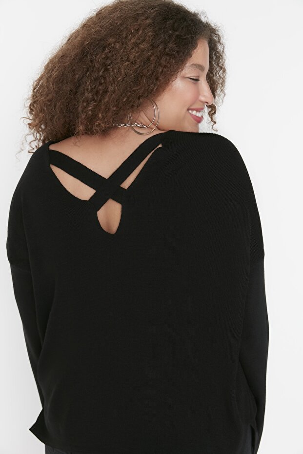 Czarny sweter z krzyżowymi paskami TBBAW23AN00021 - 2