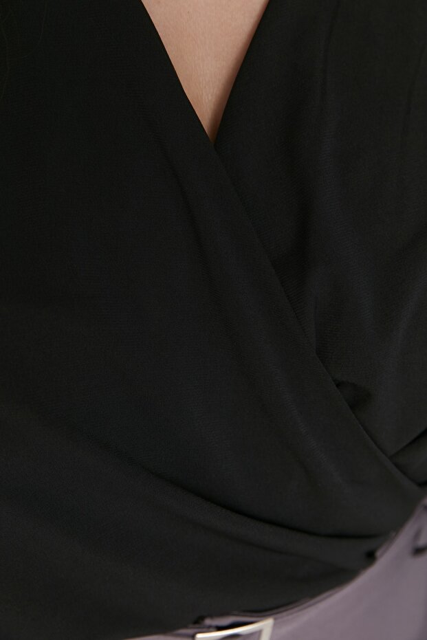 Siyah Balon Kol Kruvaze Yaka Örme Crop Bluz TBBAW23AF00029 - 4