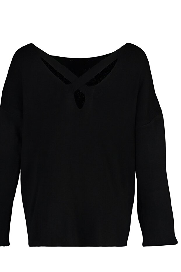 Czarny sweter z krzyżowymi paskami TBBAW23AN00021 - 7