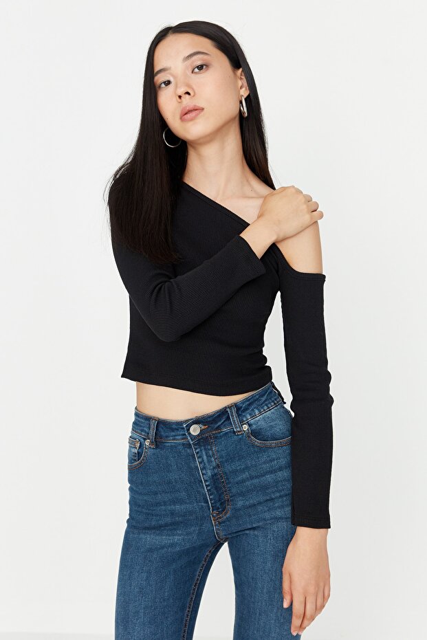 Siyah Fitted/Vücuda Oturan Asimetrik Yaka Omzu Açık Fitilli Esnek Örme Bluz TWOAW23BZ00088