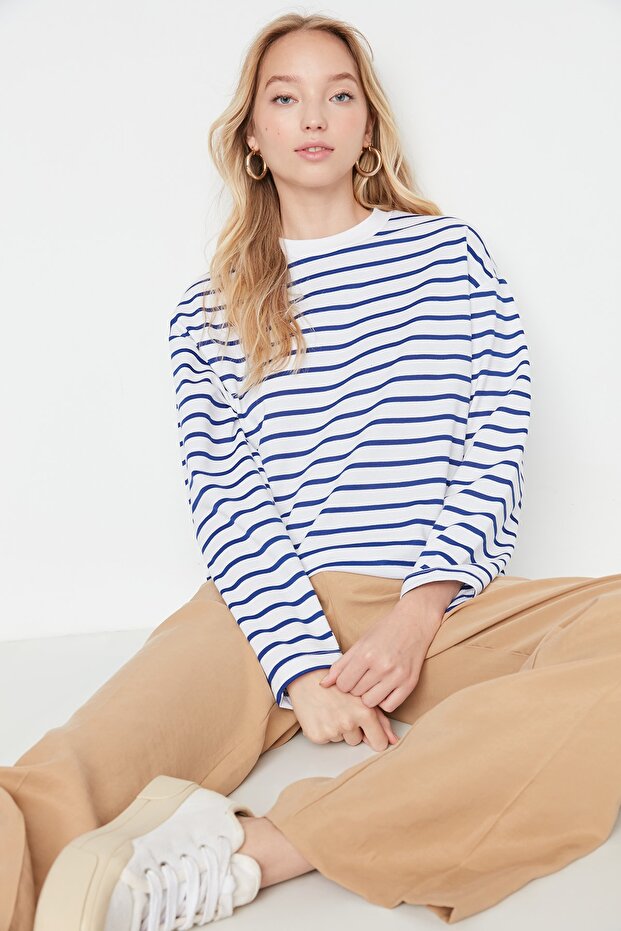 Beyaz Çizgili Oversize/Geniş Kesim Bisiklet Yaka İnce Örme Sweatshirt TWOAW23SW00326 - 5